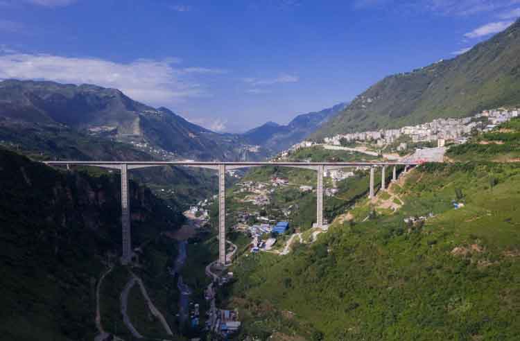 震撼來襲：世界第一鋼構(gòu)墩橋梁 四川金陽河特大橋今日封頂